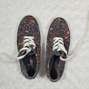 American Eagle size 6 sneaker with floral wildflowers and bird print 🐦 🌼